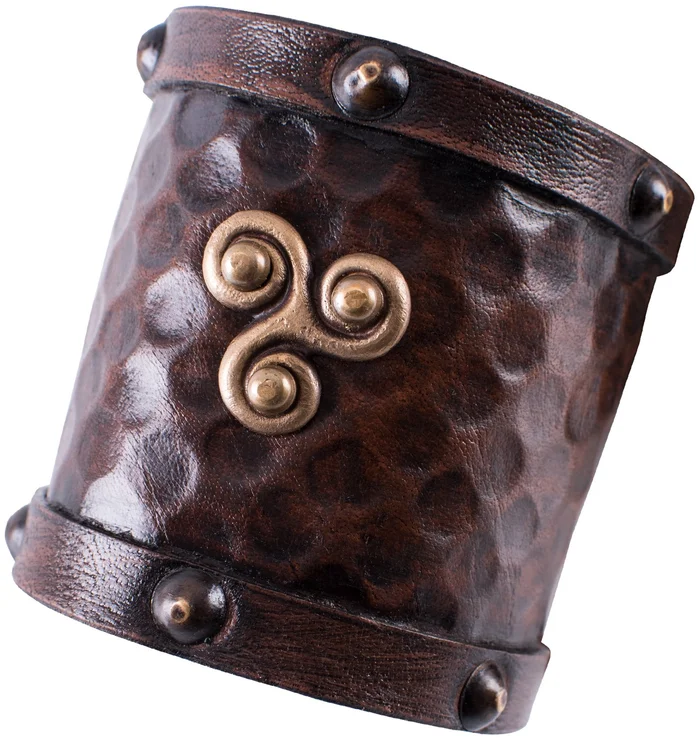 1616553400 – LARP Petit protège-bras cuir, triskèle celtique
