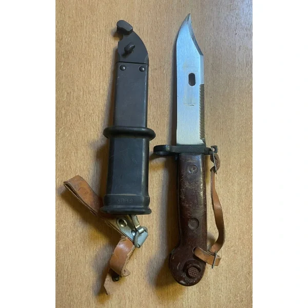 BAÏONNETTE RUSSE AKM POIGNÉE BRUNE – Militaria