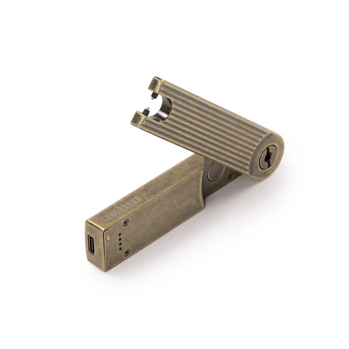 BAREHMS-2145 – Barebones Living Briquet à Plasma Pivotant Laiton