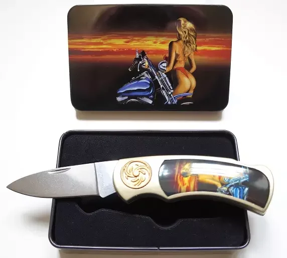 Couteau pliant design + coffret en acier – femme moto