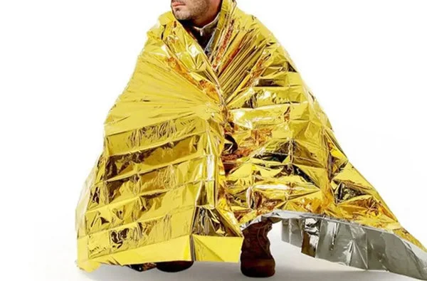 Couverture de survie sous la tente