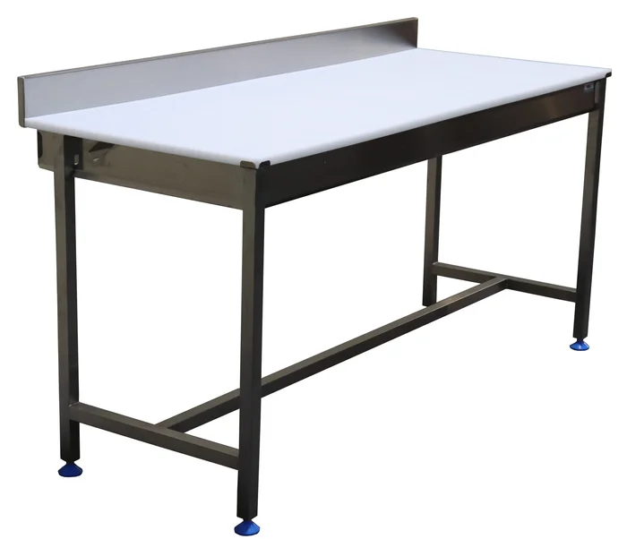 Table de découpe inox adossée dessus polyéthylène